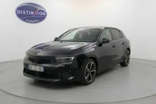 Opel Astra 2025 noire vue en 3/4 avant droit dans un studio avec jantes alliage et calandre moderne.
