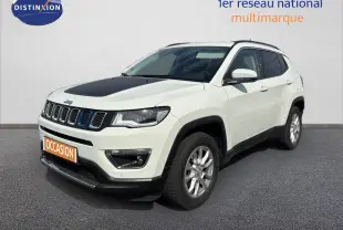 Jeep Compass blanc vue 3/4 avant droit avec capot noir et calandre distinctive bleue.