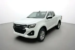 Isuzu D-MAX Splash White en 3/4 avant droit, avec calandre noire et jantes alu 18 pouces visibles.