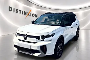 Citroën C3 Aircross blanc vue 3/4 avant droit avec toit noir et jantes alu dans showroom lumineux.