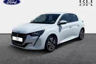 Peugeot 208 blanc banquise vue 3/4 avant droit, avec calandre noire et jantes alliage distinctives.