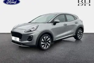 Ford Puma 2023 gris Solar métallisé en vue 3/4 avant droit, avec jantes alliage et lignes dynamiques visibles.