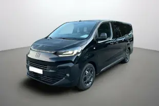 Vue 3/4 avant droite du FIAT Scudo Fourgon noir avec vitres surteintées et jantes tôles 17 pouces.