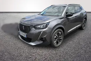 Peugeot 2008 gris foncé vue 3/4 avant droit, avec calandre noire et jantes alliage bicolores.