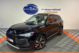 MG ZS Hybrid+ 197 Luxury Pebble Black en 3/4 avant droit, toit panoramique ouvrant et jantes alliage bicolores.