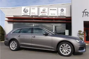 Profil droit d'une Audi A4 Avant Business gris Terra 2020, avec jantes alliage et lignes élégantes visibles.
