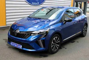 Renault Clio hybride bleu Iron Metal vue 3/4 avant droit, avec calandre noire et feux LED en forme de C.