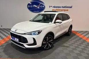 MG Motor ZS Hybrid+ 197 Luxury blanc Dover, vue 3/4 avant droit avec toit panoramique ouvrant et jantes noires bicolores.
