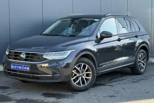 Volkswagen Tiguan 1.5 TSI 150 DSG Life gris Urano en 3/4 avant droit, jantes alliage 17 pouces visibles.