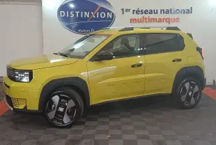 Vue de profil côté gauche d'une FIAT Grande Panda jaune 2025 avec jantes noires et logo FIAT visible sur les roues.