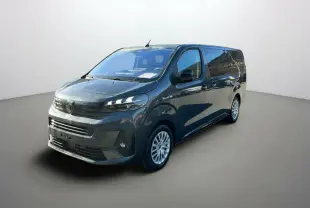 Peugeot Traveller gris titane en 3/4 avant droit, avec vitres surteintées et jantes tôle à enjoliveurs.