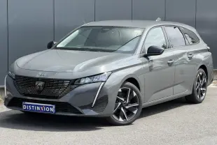 Peugeot 308 SW gris Selenium vue 3/4 avant droit, jantes alliage 17'' et calandre noire distinctive.
