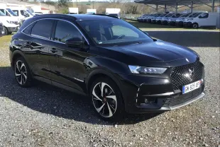 DS7 Crossback noir en 3/4 avant droit, mettant en valeur sa calandre distinctive et ses jantes bicolores élégantes.