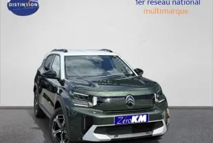 Vue 3/4 avant d'un Citroën C3 Aircross 2026 vert Montana avec toit blanc et jantes alu distinctives.