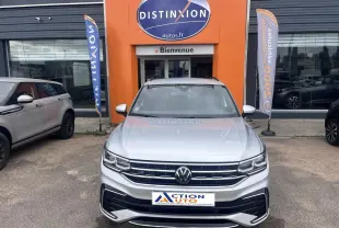 Vue avant d'un Volkswagen Tiguan 1.4 eHybrid gris dauphin métallisé, avec calandre R-Line et phares LED.