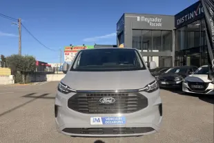 Vue frontale d'un Ford Transit Custom Fourgon gris 2024 avec calandre noire et plaque "Véhicules Occasions".
