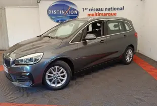 BMW Série 2 Gran Tourer gris clair vue 3/4 avant droit, avec jantes alliage et feux LED allumés.