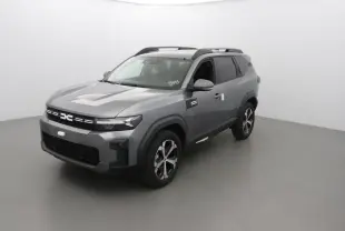 SUV Dacia Bigster gris clair vu en 3/4 avant droit, avec toit noir et jantes bicolores modernes.