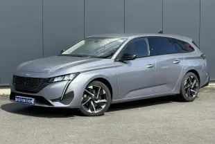 Peugeot 308 SW gris Artense vue 3/4 avant droit, jantes alliage 17'' et vitres latérales surteintées.
