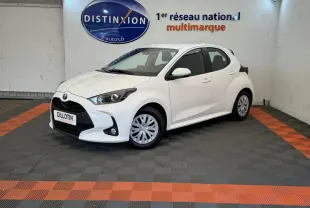 Toyota Yaris hybride blanche vue 3/4 avant droit, avec calandre noire et feux ellipsoïdaux LED.