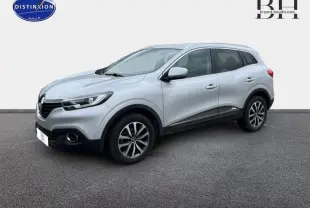 Renault Kadjar gris platine vu en 3/4 avant droit, avec jantes alliage et barres de toit noires.