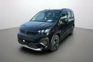 Peugeot Rifter BlueHDi 130 GT Plus noir perla nera, vue 3/4 avant droit, avec barres de toit et jantes alu 17 pouces.