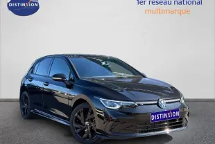Volkswagen Golf 1.5 eTSI R-Line noir Grenadilla métallisé vue 3/4 avant avec jantes noires et phares LED.