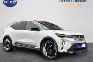 Vue 3/4 avant droite d'un Renault Scenic E-Tech électrique blanc avec jantes noires et toit panoramique.