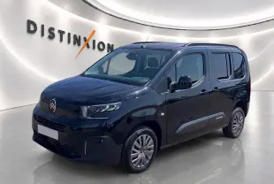Vue 3/4 avant droit d'un Citroën Berlingo noir 2026 avec barres de toit et jantes alu visibles.