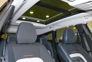 Vue intérieure avant du Citroën C5 Aircross blanc, sièges Advanced Comfort noirs et toit ouvrant panoramique vitré.