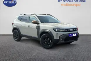 SUV Dacia Duster blanc Glacier en 3/4 avant droit avec barres de toit et jantes noires.