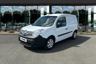Renault Kangoo Extra R-Link blanc vu en 3/4 avant droit, avec pare-chocs noir mat et vitres teintées.