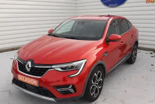 Renault Arkana 1.6 E-TECH rouge Flame en 3/4 avant droit, avec jantes bi-ton et calandre noire distinctive.