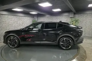 Peugeot 408 noire vue de profil droit en intérieur, avec jantes alliage 19 pouces et toit noir Mistral.