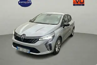 Renault Clio gris en vue 3/4 avant droit, avec calandre noire et feux LED distinctifs allumés.