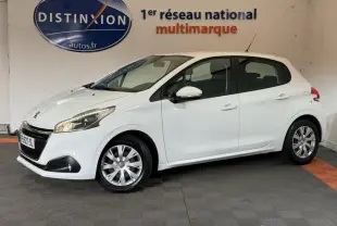 Peugeot 208 blanche vue de profil côté gauche dans un showroom avec logo Distinxion en arrière-plan.