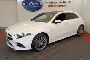 Mercedes Classe A 250 e AMG Line blanc vue 3/4 avant droit, jantes alliage et phares LED ellipsoïdaux visibles.