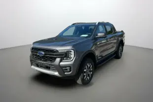Ford Ranger 2.3 PHEV Wildtrak Plus gris carbone, vue 3/4 avant avec barres de toit et jantes alu 18 pouces.