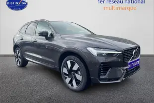 Vue 3/4 avant droite d’un Volvo XC60 gris brume métallisé avec jantes alu distinctives et calandre chromée.