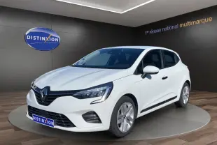 Renault Clio V E-Tech blanche vue 3/4 avant droit, avec phares LED et jantes alliage en showroom.