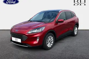 Ford Kuga 2022 rouge Premium Lucid en 3/4 avant droit avec toit panoramique et jantes alu visibles.