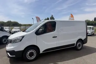 Renault Trafic Fourgon blanc vu de profil côté gauche, avec jantes acier et rétroviseurs noirs.