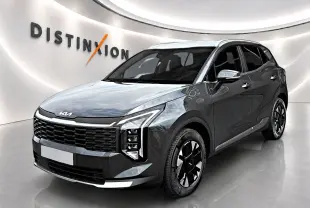 KIA SPORTAGE 1.6 hybride gris eclipse en 3/4 avant droit avec calandre noire et jantes alu distinctives.
