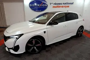 PEUGEOT 308 PHEV 180 GT blanc en 3/4 avant droit, avec phares LED et jantes noires distinctives.