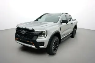 Ford Ranger 2025 gris iconic en 3/4 avant droit avec calandre noire et détails orange sur pare-chocs.