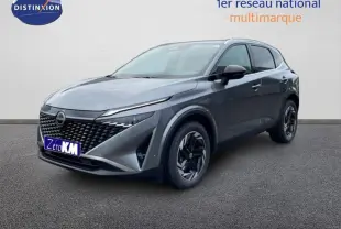 Nissan Qashqai gris 3/4 avant droit, avec calandre noire et jantes aluminium au design moderne.