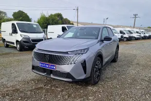 Peugeot 3008 gris Artense en 3/4 avant droit, avec calandre distinctive et jantes noires sur parking extérieur.