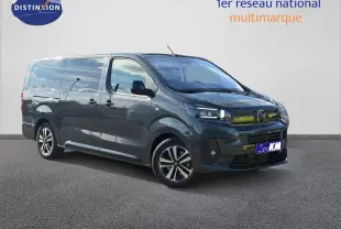 Citroën Spacetourer XL gris titane en 3/4 avant droit avec jantes alliage et vitres surteintées.