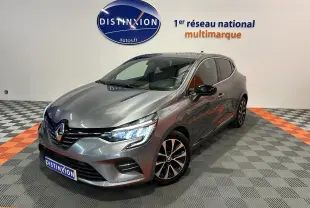 Renault Clio V TCe 90 TECHNO gris vue 3/4 avant droit avec phares LED et jantes alliage noires et argentées