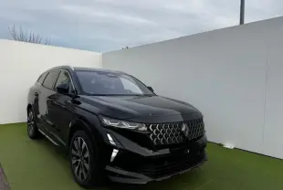 Renault Espace VI noir étoilé vu en 3/4 avant gauche, avec calandre gris chrome satin et jantes diamantées noires.